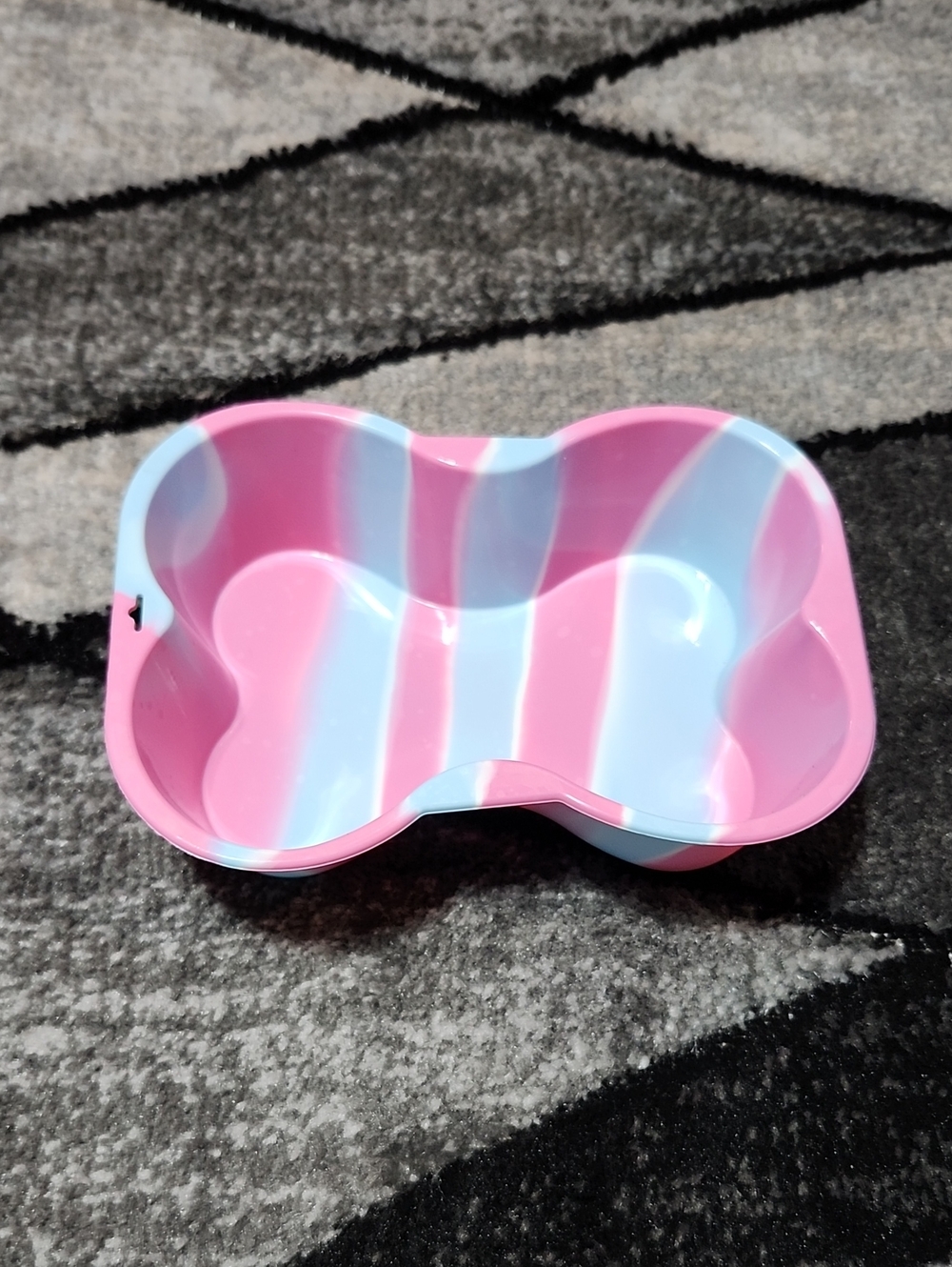 PUPPY CAKE BONE-SHAPED MULTI-COLOR SWIRL SILICONE MOLD TREAT CAKE PAN